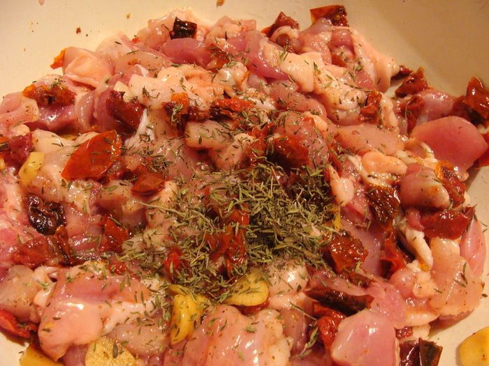 Пирог с курицей, песто, вялеными помидорами и моцареллой