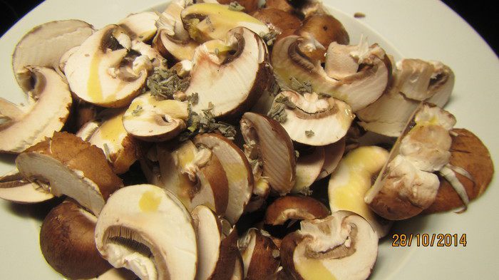 Пицца с грибами и ветчиной