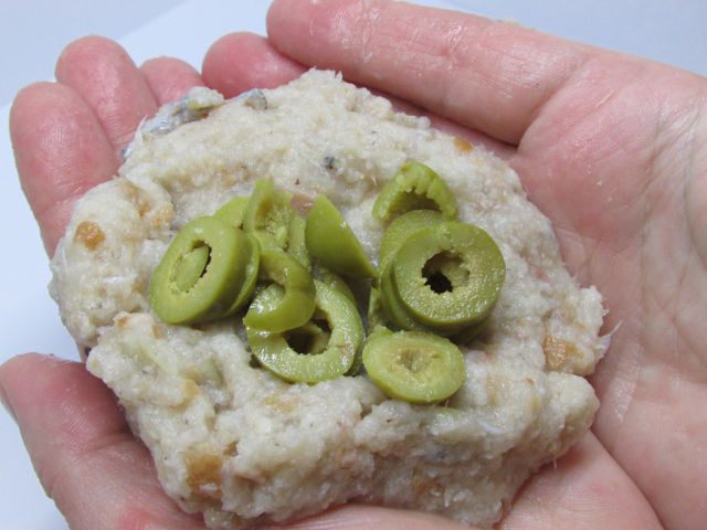 Рыбные котлетки с греческой ноткой