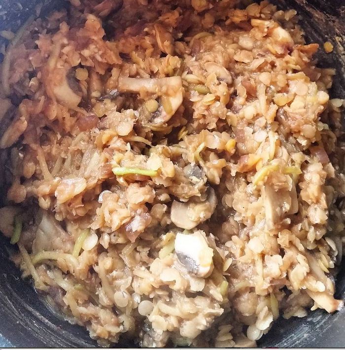 Чечевица с шампиньонами и кабачком