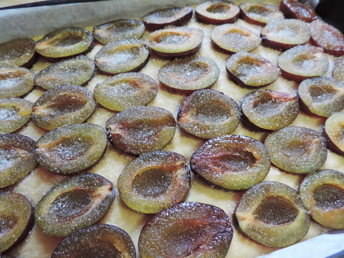 Тертый пирог со сливами