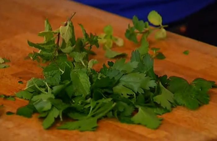 Теплый салат из красного риса с зеленью и миндалем