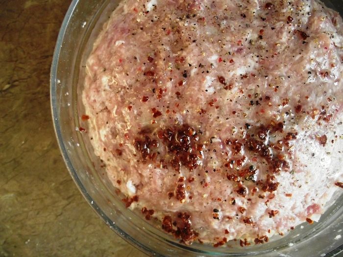 Люля-Кебаб с маринованным луком и соусом