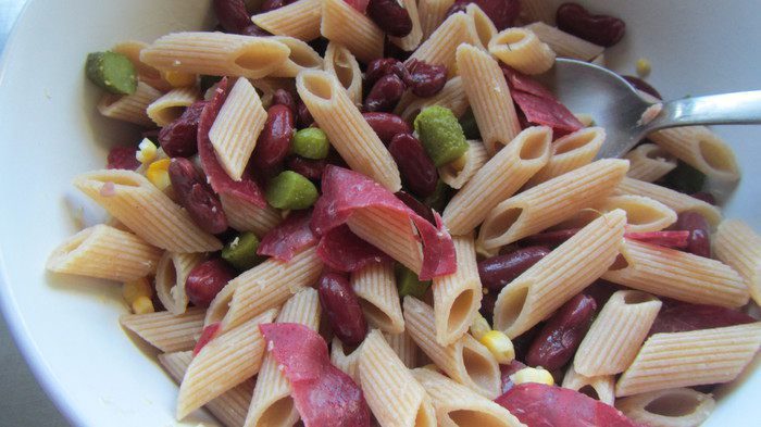Салат из пасты с фасолью и кукурузой