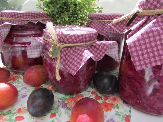 Краснокочанная капуста, консервированная со сливами
