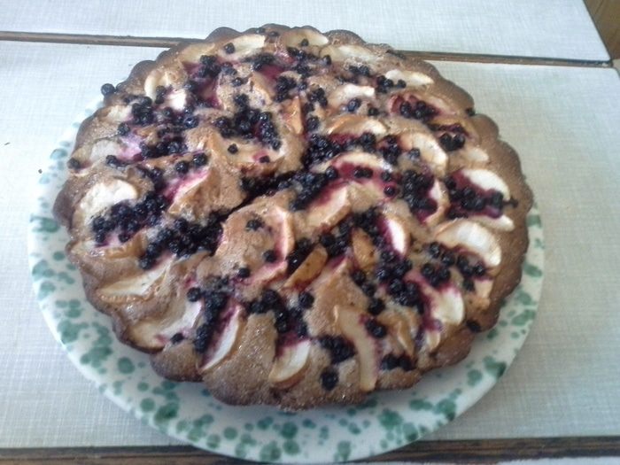 Медовик с яблоками и черникой
