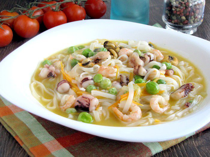 Фунчоза с морским коктейлем и зеленым горошком