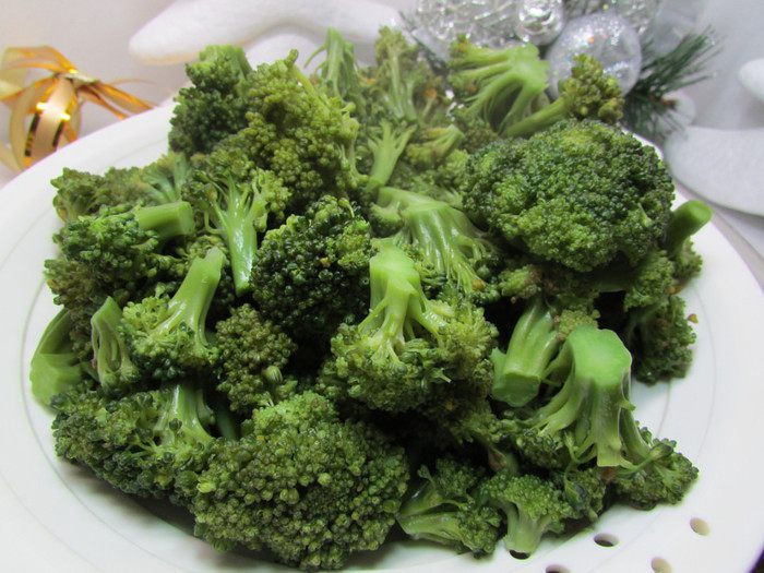 Салат из авокадо и брокколи