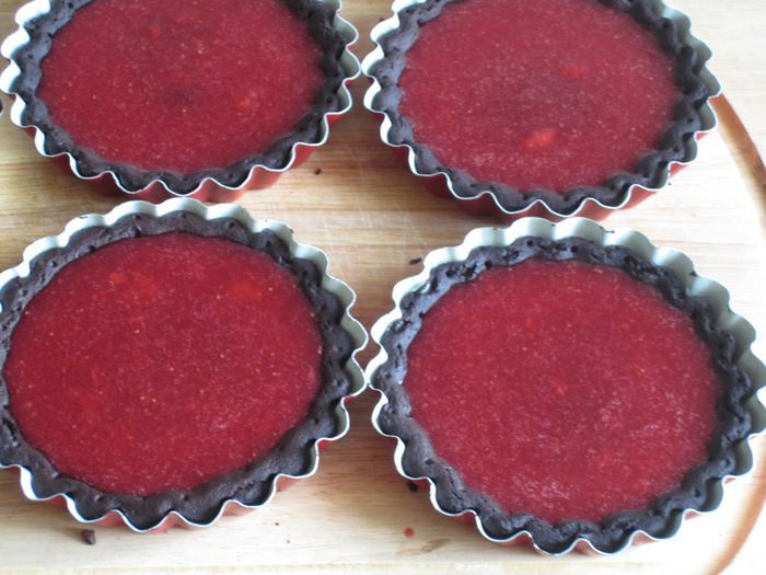 Шоколадные тарталетки с клубникой