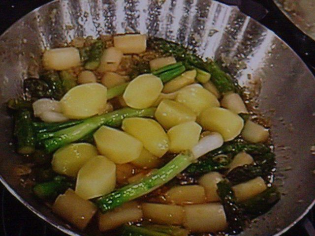 Вок с весенними овощами и креветками