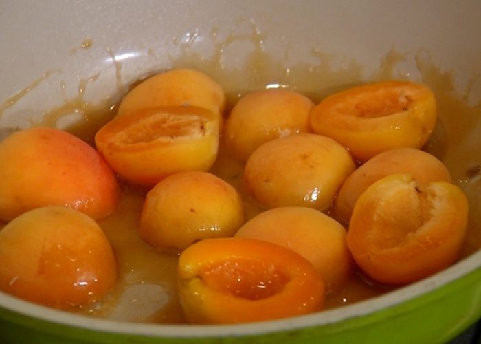 Мороженое с карамелизированными абрикосами
