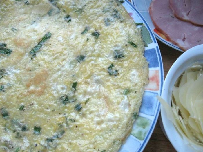 Яичный рулет с базиликом и кедровыми орешками