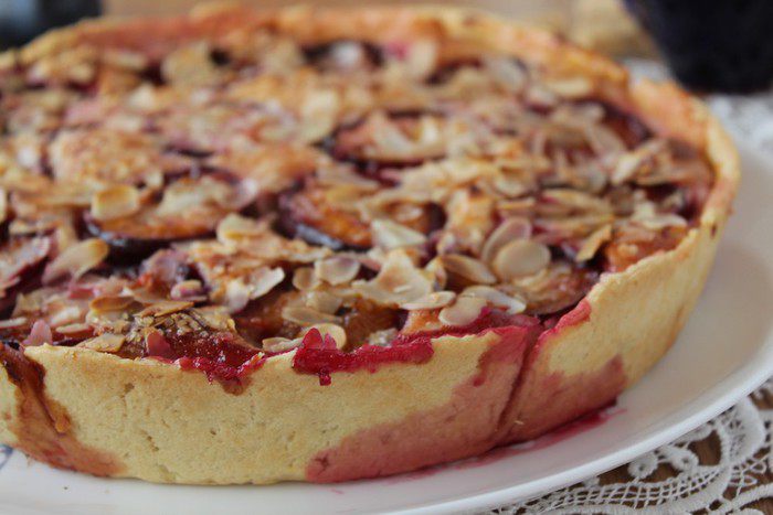 Тарт со сливами, рикоттой и миндалем
