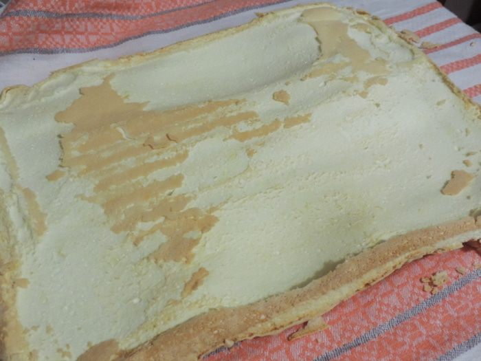 Меренговый рулет с вишневым курдом