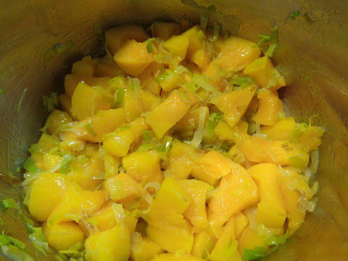 Тыквенно-томатный суп-пюре с беконовыми жгутиками