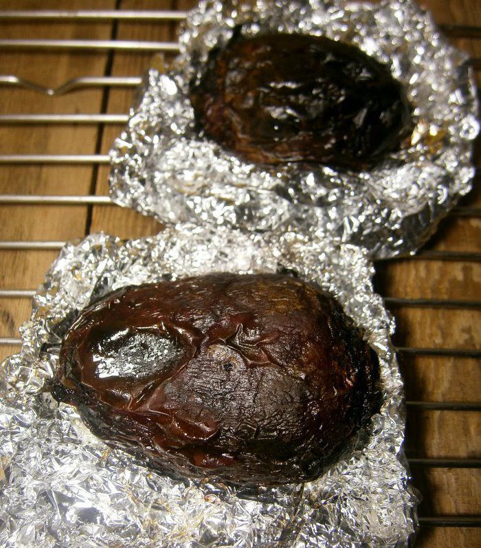 Салат из запеченной свеклы с песто из руколы и грецких орехов