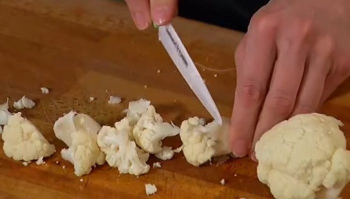 Салат из цветной капусты с заправкой-карри 