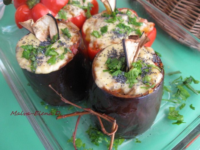 Баклажаны и перцы с кориандром, сыром и овощами