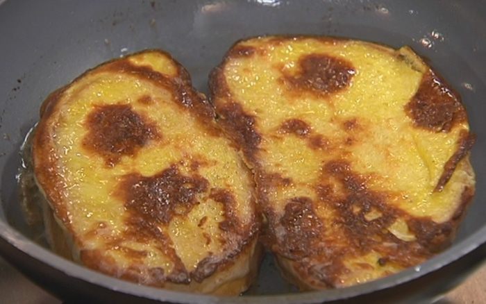 Французские гренки с прошутто и салатом из руколы 