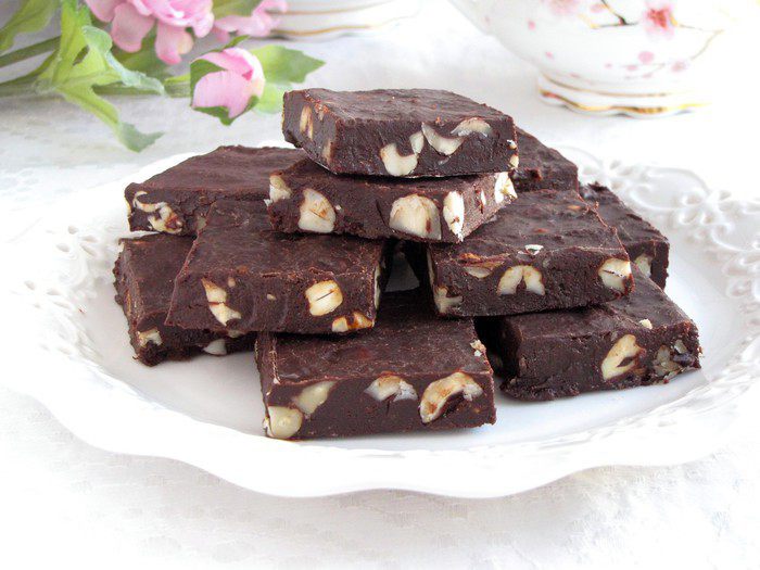 Шоколадная помадка с орехами