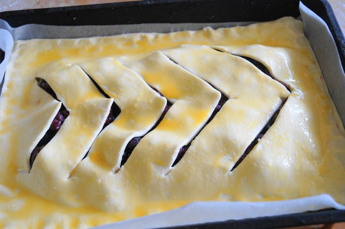 Слоеный пирог с яблоком и вишней