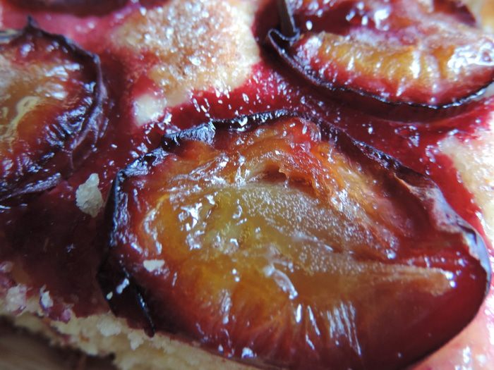 Тертый пирог со сливами