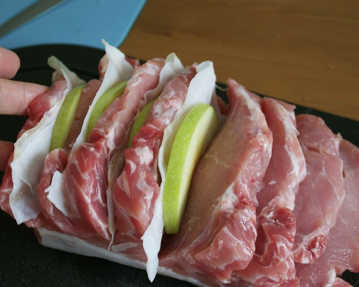 Свинина, запеченная с яблоками