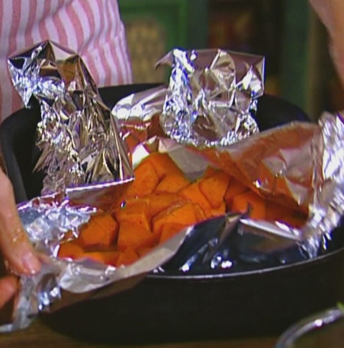 Теплый салат с макаронами, тыквой и руколой