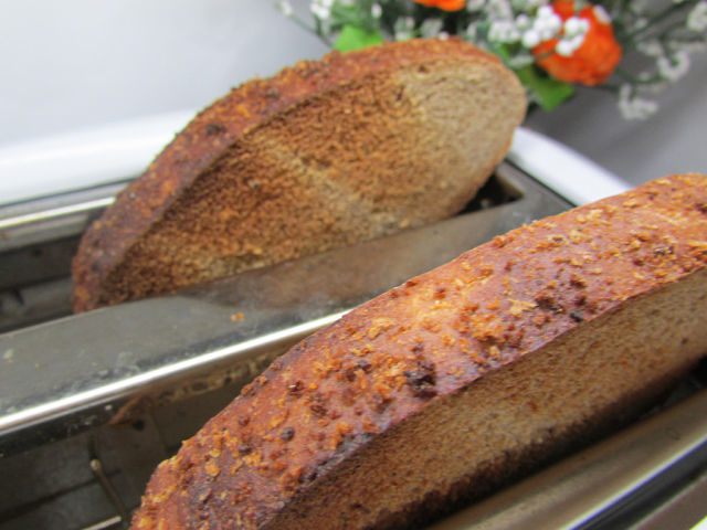 Бутерброды с лососем, свеклой и авокадо