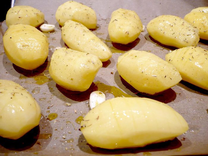 Рыбка, запеченная в томатном соусе с маслинами и каперсами