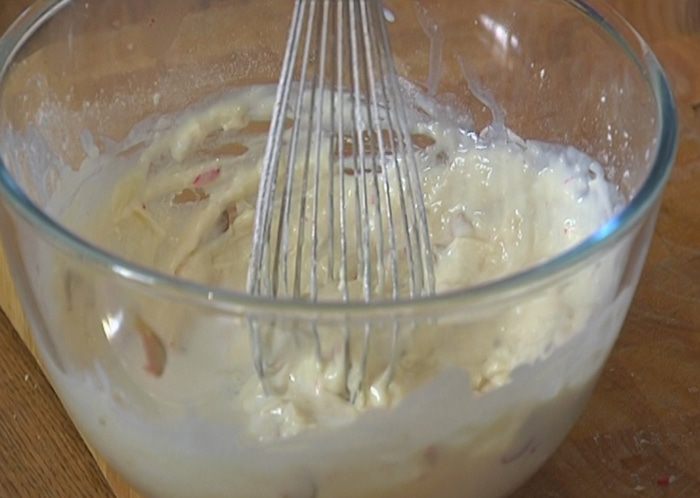 Сырные оладьи с беконом и помидорами 