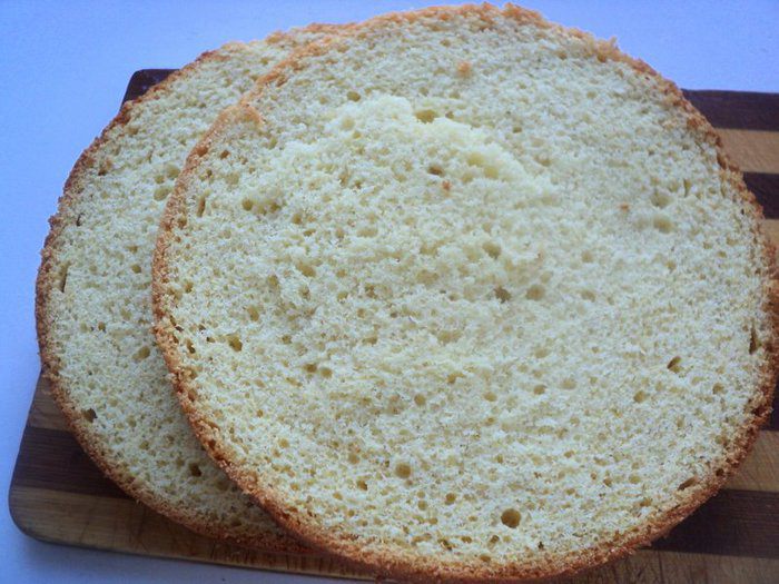 Торт с персиками и малиной