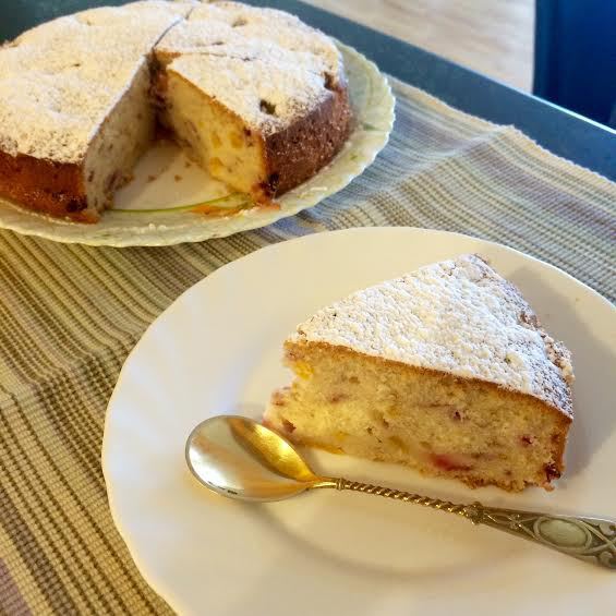 Кекс с персиками и малиной