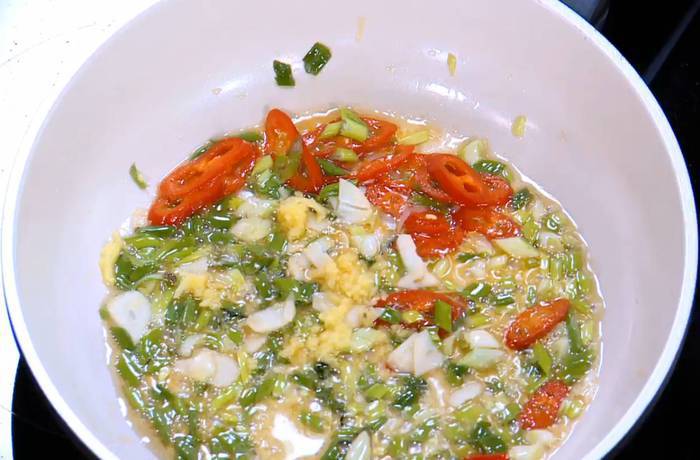 Жареный рис с креветками и курицей, заправленный по-восточному 