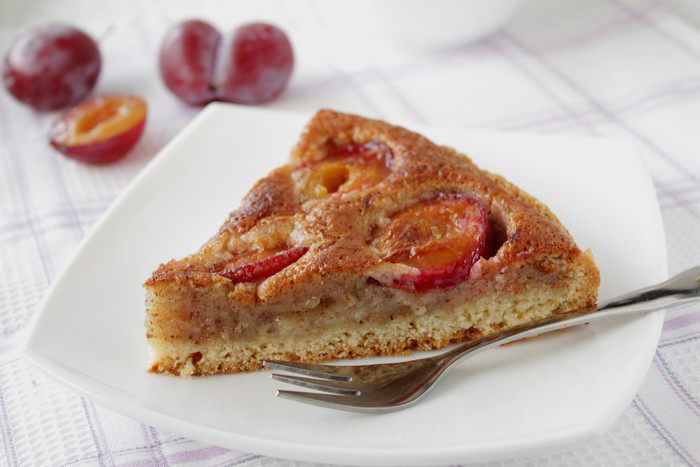 Пирог со сливами и миндальным кремом