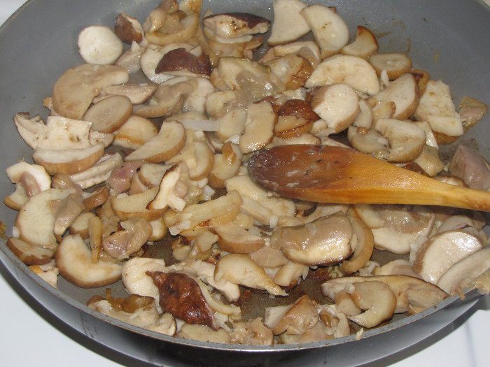 Жаркое в горшочках с белыми грибами и свининой