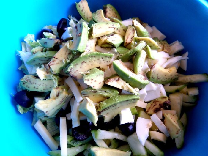 Сырный салат с оливками и авокадо