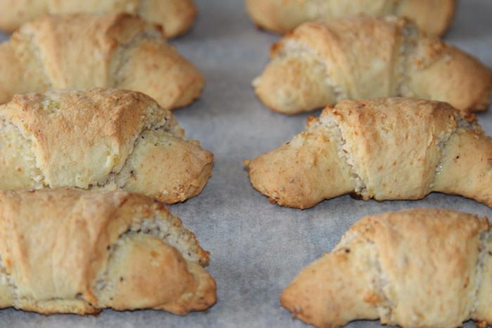 Ореховые рогалики из картофельного теста