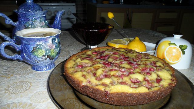 Ягодный пирог, приготовленный на сковороде