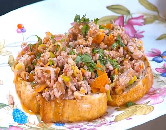 Тосты с индейкой и овощами 