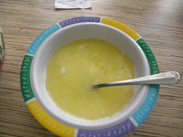 Масляный пирог с маринованной капустой