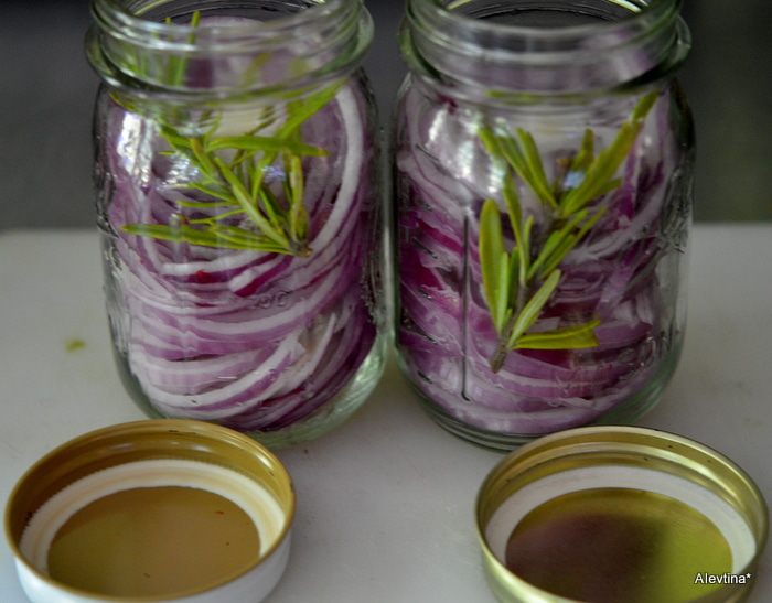 Розовый маринованный лук