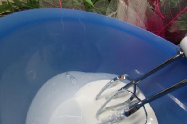 Семифредо из рикотты с малиной и миндальным печеньем