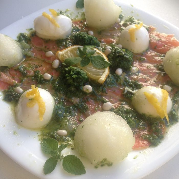 Карпаччо из форели с дыней, моцареллой и мятным песто