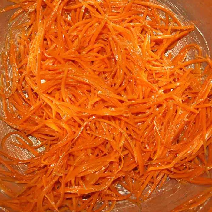 Салат из острой моркови с куриной грудкой и сладким перцем