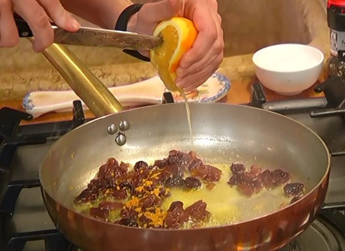 Французские гренки с сушеной вишней и курагой 