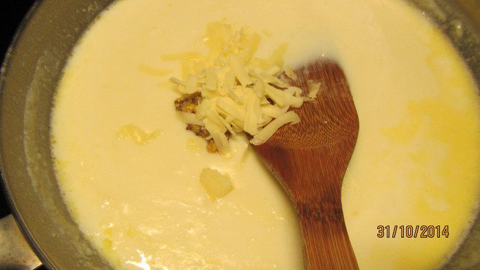 Гратен из белой рыбы и лука-порея