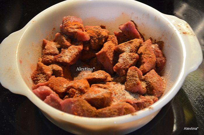 Пряная говяжья вырезка с манго сальсой