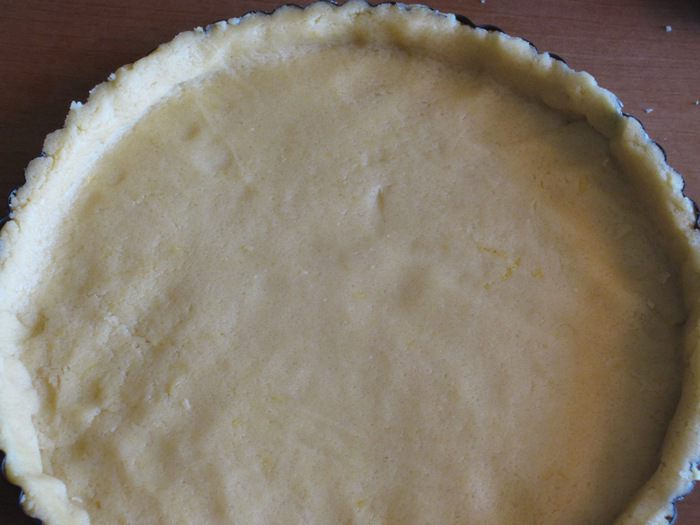 Кростата с клубникой и миндальным заварным кремом