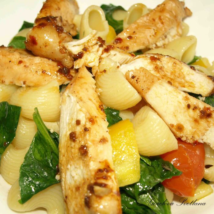 Теплый салат из пипе ригате с курицей и шпинатом